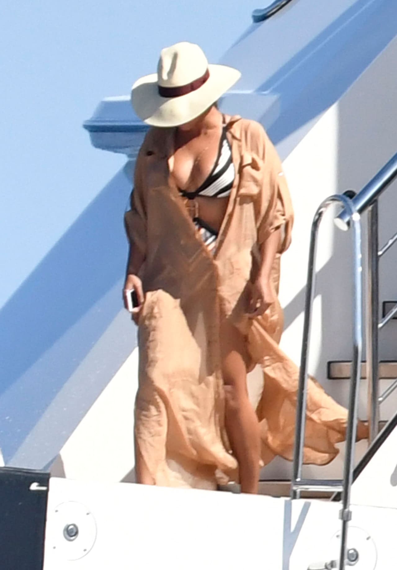 La famosa familia encuentra en Italia y fue captada por los paparazzi a bordo de un yate en Capri.