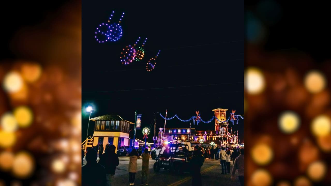 <h3 class="cms-H3-H3">Dónde ver mejor Merry & Bright Drone Show en Grapevine</h3>
<br>Las vistas más impresionantes estarán 
<b>entre Dallas Road y Worth Street</b> 👀 
<br>
<b>Las calles de Main Street estarán cerradas al tráfico</b> 🚗🚫 para que puedas disfrutar cómodamente del espectáculo. 
<br>Si prefieres un lugar exclusivo habrá una fiesta VIP 🥂 en el Grapevine CVB's Grand Hall con acceso a un balcón privado, ¡ideal para ver todo desde las alturas! 🌟 
<b><a href="https://www.grapevinetexasusa.com/event/merry-%26-bright-drone-show-vip-watch-party/39858/" target="_blank">Para más información haz clic aquí </a></b>