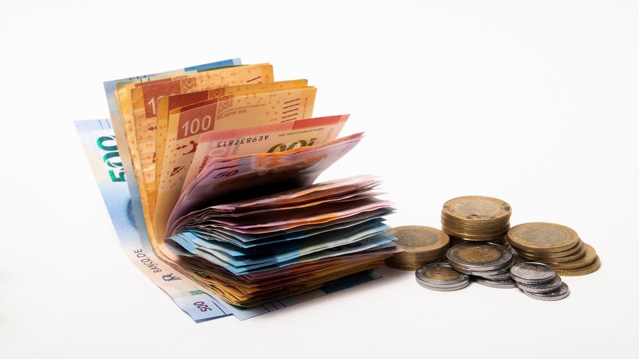 <h3 class="cms-H3-H3">Retiro o pensión viviendo fuera</h3> Llegado el momento,
<b> sí puedes tramitar tu retiro desde Estados Unidos.</b> El proceso suele requerir un apoderado legal en México (con poder notarial) o apoyo directo en el consulado.
<br>El IMSS y tu AFORE te pedirán documentos básicos:
<b>CURP, identificación oficial, acta de nacimiento y cuenta bancaria en México para depositar la pensión. </b>Pregunta a tu AFORE si ofrece transferencias al extranjero; en la mayoría de los casos primero se deposita en una cuenta mexicana y luego tú decides cómo moverlo.
<br>En los consulados, las VAF te acompañan para iniciar el proceso.
<br>No lo dejes a última hora:
<b>prepara todo con tiempo.</b>