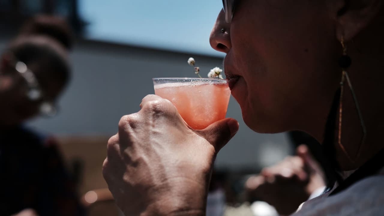Durante esta temporada son muchas las celebraciones familiares y con amigos, y algunas personas pueden pasarse un poco con la bebida o las comidas.