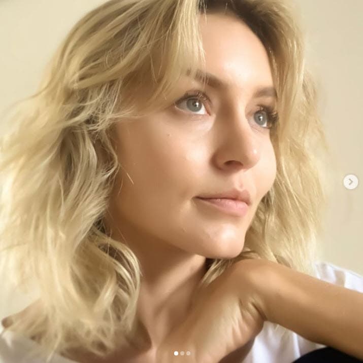 Cuando tiene la oportunidad, viaja a su natal Francia, en donde aún tiene familia, que la hace mantener vivos los lazos con esa nación. 
<br>