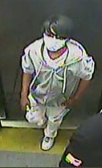 Las autoridades buscan a dos hombres por presuntamente robar a punta de pistola a un adolescente en el lado oeste de Tucson.