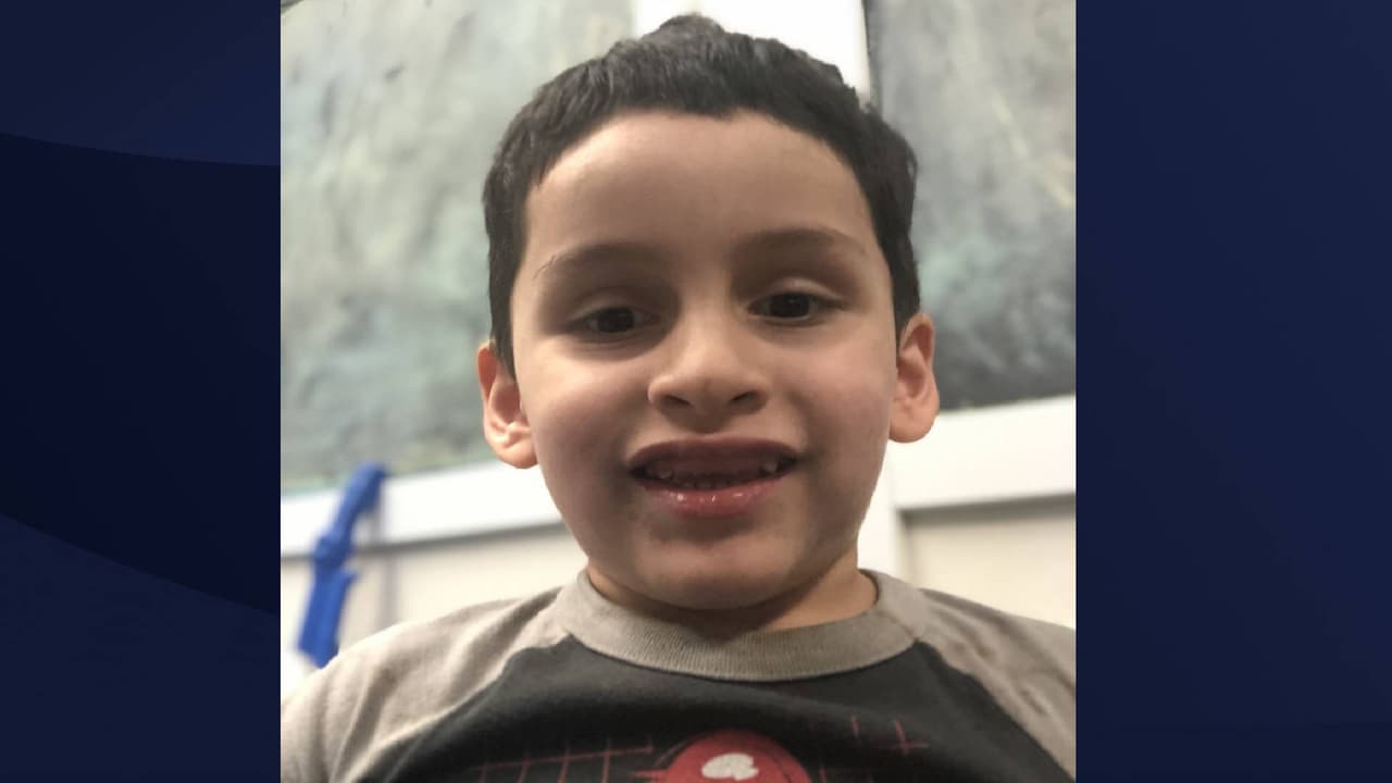 Autoridades localizan a los padres del pequeño que fue encontrado solo este miércoles