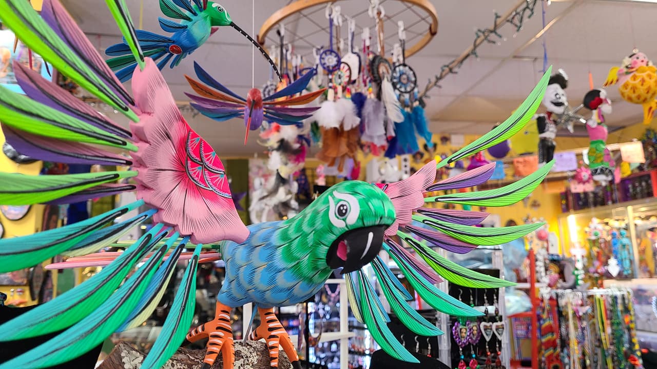 Connie considera Mixcoatl como la artesanía más preciosa, un patrimonio cultural para su familia. “Por eso comenzamos Mixcoatl. No sólo para promover el arte de todas las Américas pero además para asegurar que mis hijos vieran y valoraran la cultura de donde yo me crié, lo que yo soy. ¡Y ha sido hermoso!", comenta.