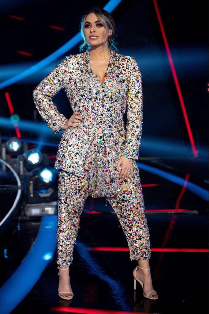 El traje sastre bordado a mano estaba compuesto por un saco de mangas largas cerrado al frente y un pantalón capri de tiro largo (drop crotch) sobre un fondo 'nude' de tul.