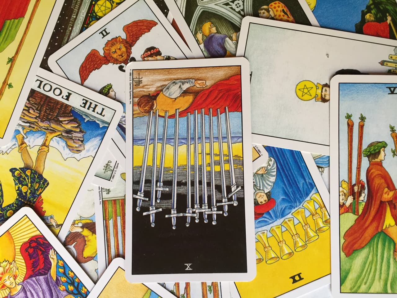 Pero también hay que verlo por el "lado amable". Quizá tu relación amorosa llega a su fin pero si era una que te provocaba más dolor que placer, es mejor así. Igual con un trabajo o una deuda. Son cosas que acaban, pero que eventualmente te traerán paz y tranquilidad.