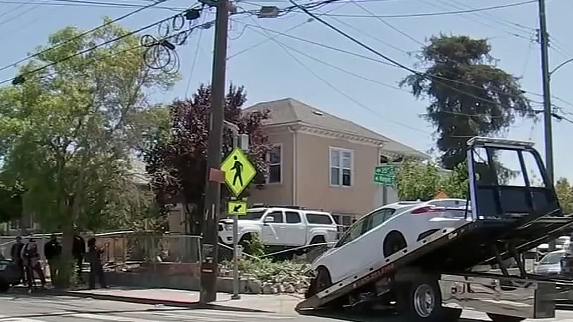 ¿Niños al volante? hermanos de 4 y 7 años toman el auto de sus padres, atropellan a mujer y más
