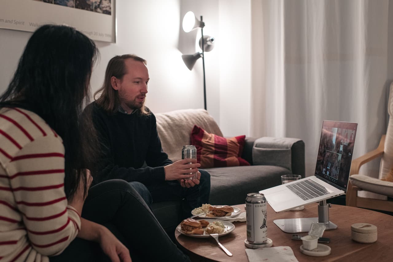 "Organice una comida virtual de Acción de Gracias con amigos y familiares que no vivan con usted", es uno de los
<a href="https://www.cdc.gov/coronavirus/2019-ncov/daily-life-coping/holidays/thanksgiving.html" target="_blank">concejos de los CDC</a>. Además sugieren ser creativos y "compartir recetas, mostrar su pavo, aderezos u otros platos que prepararon" como parte de la celebración virtual.