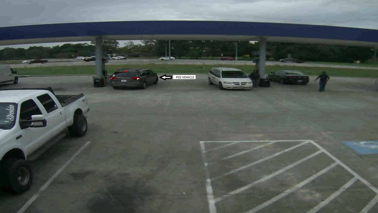 El joven no compra nada, sale de la estación en un automóvil Toyota color gris.