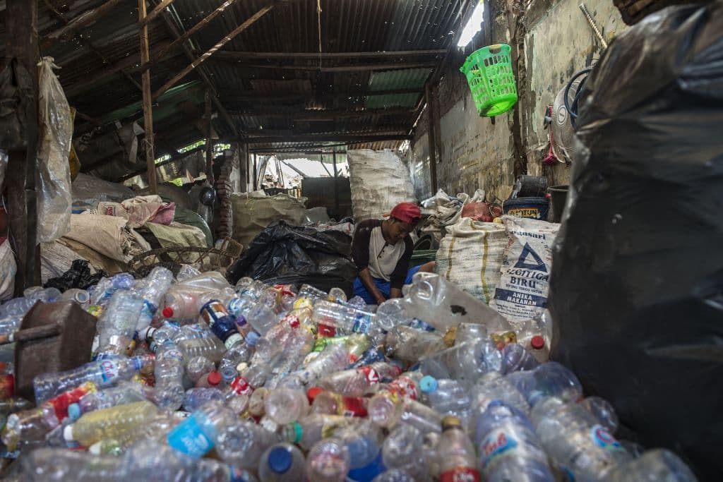 Según ECOTON, 
<b>Indonesia ocupa el segundo lugar</b> como contribuyente a los desechos plásticos en el océano, con un total anual de 3,2 millones de toneladas de desechos que van al mar a través de los ríos.