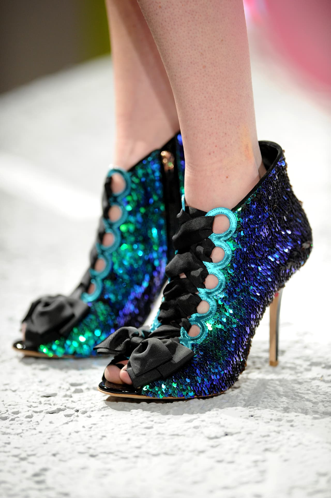 Puedes elegir un bolso o clutch, zapatos o un accesorio para el cabello, para darle ese toque glam a tu outfit, y despedir el 2015 ¡a puro brillo!