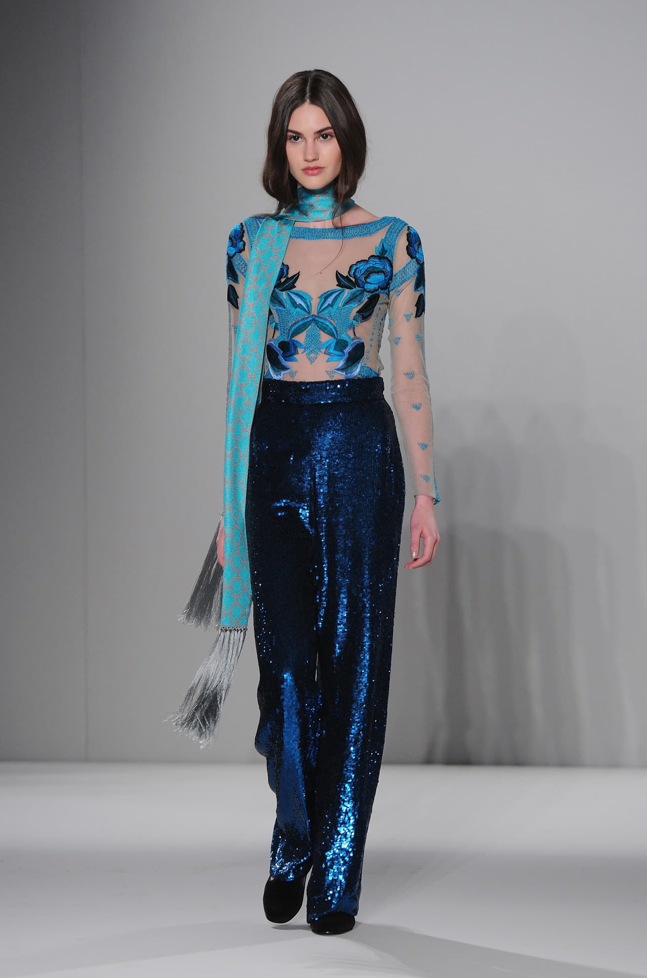 Pantalón. Una de las prendas in esta temporada son los palazzos. Si eliges uno con sequins y lo combinas con una blusa elegante, estarás 100% a la moda.