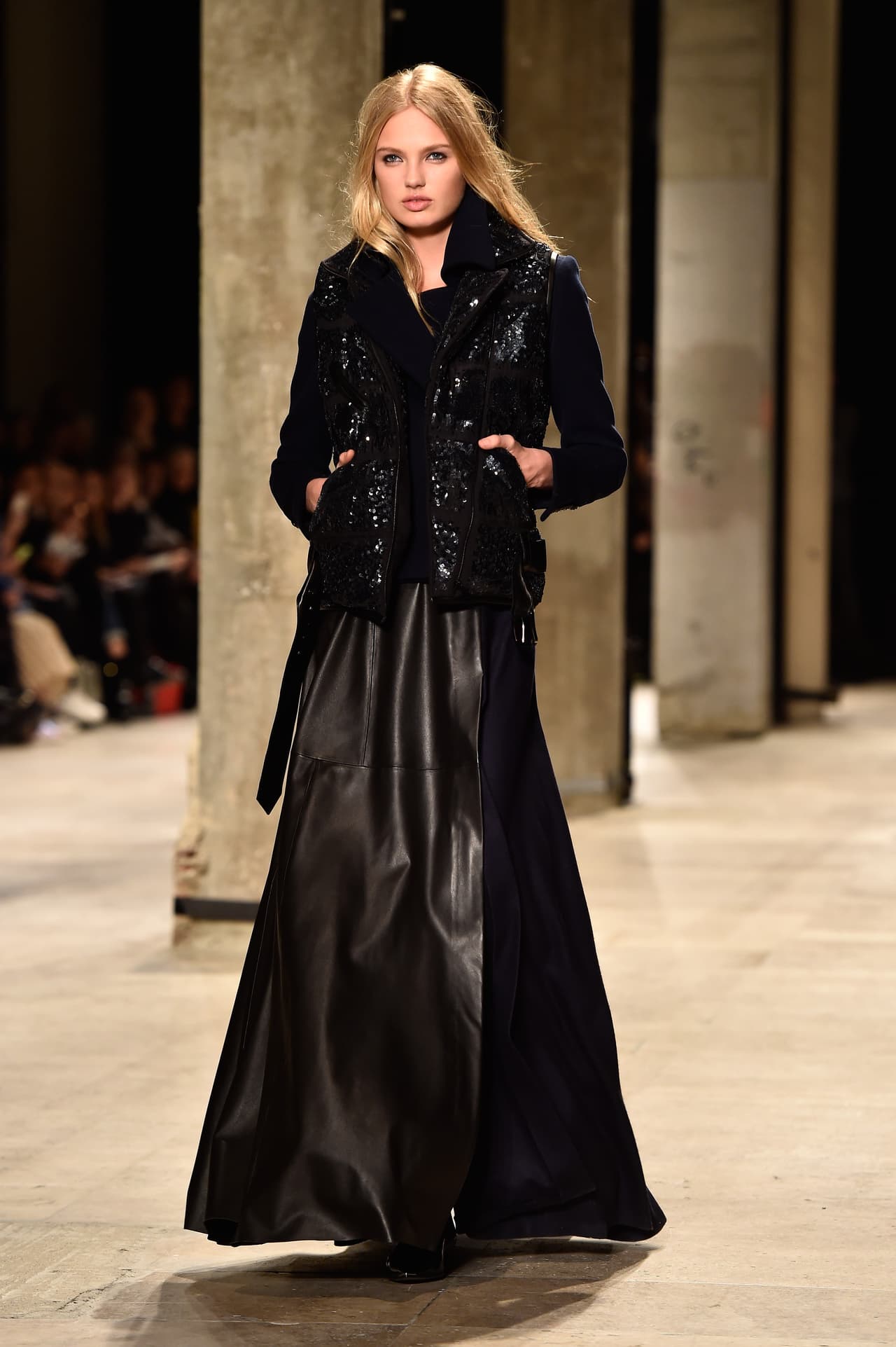 Abrigos. La ropa para combatir el frío ¡también merece brillar! Podrías sumarle a tu conjunto de fiesta un chaleco elegante con sequins.