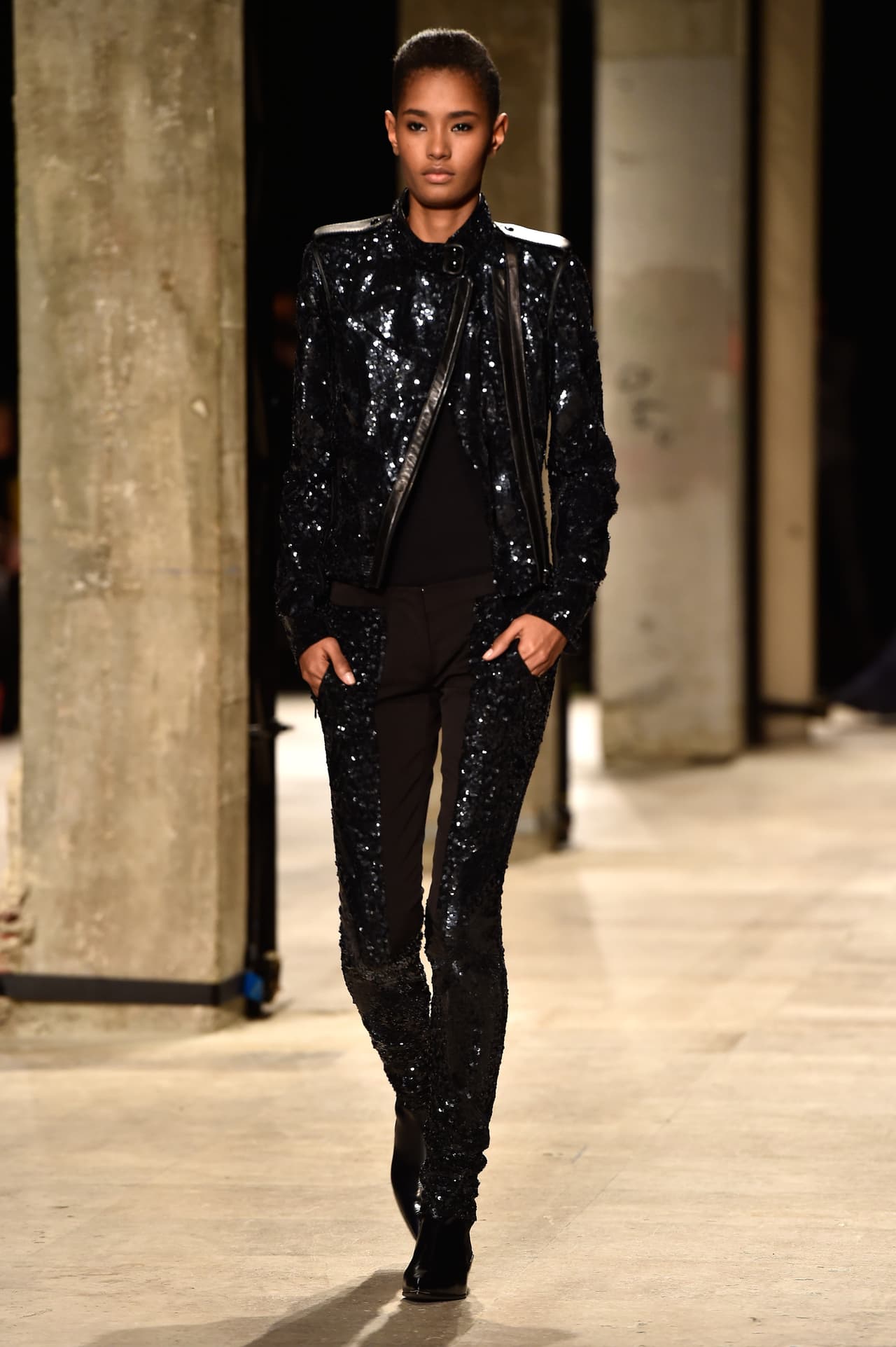 Uno más uno. Si lo que buscas, además de elegancia, es comodidad, un conjunto de pantalón pitillo o falda y jacket, ambos bordados con sequins, te resultará ideal.