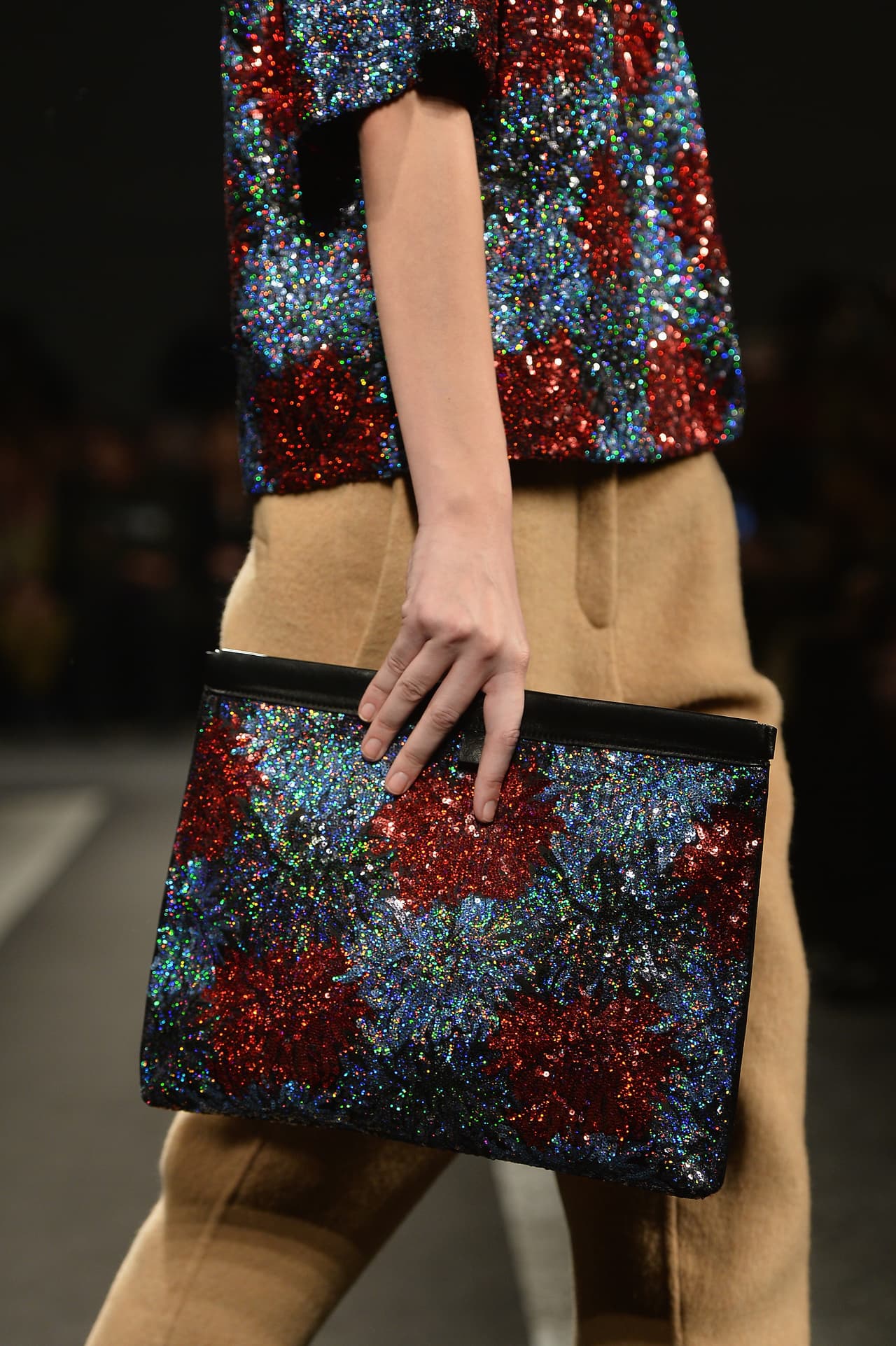 Detalles. Recuerda que para estar a la moda no es necesario recargar tu look con sequins.