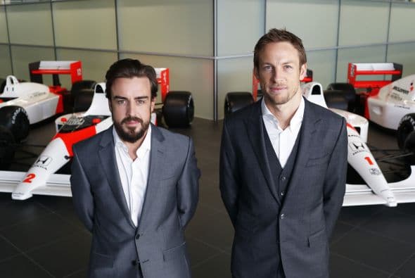 Fernando Alonso y Button viajan al futuro en un auto deportivo