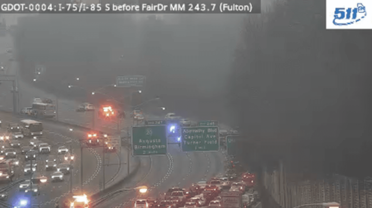 2 choques separados en la I-75/85 NB creando desorden en el conector del centro.