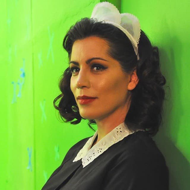 Una de las heridas casi le cortó el pulgar de una mano, además presentaba moretones en cara, labios y el cuello.