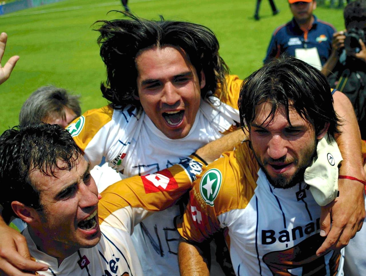 En esa época esta playera aparecía por todos lados como seña de identidad del orgullo universitario. Consigue todo de los Pumas en 
<a href="http://bit.ly/UNAMJersey" target="_blank">Udnfanshop</a>.