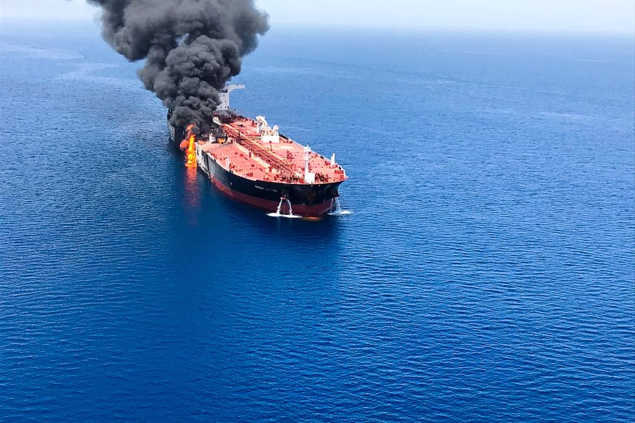 El buque Front Altair, un petrolero propiedad del grupo noruego Frontline y que opera con bandera de las Islas Marshall, fue "atacado" en la mañana de este jueves según las autoridades marítimas noruegas, quienes reportaron tres explosiones a bordo y un incendio y aseguraron que no hubo heridos.