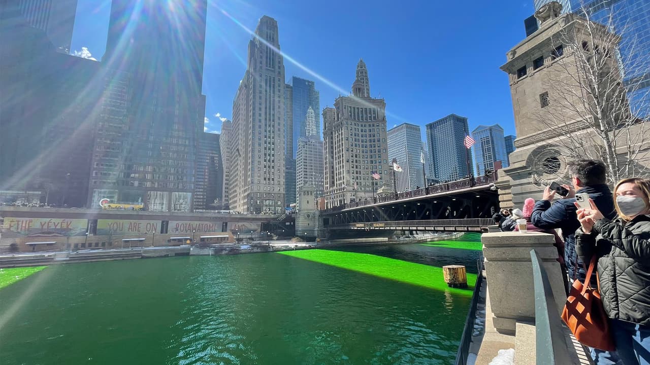 Cerca de las 10 a.m. comenzó el teñido del río con motivo de las celebraciones del Día de San Patricio. Luego de dos años suspendidas, las celebraciones regresaron de forma presencial.