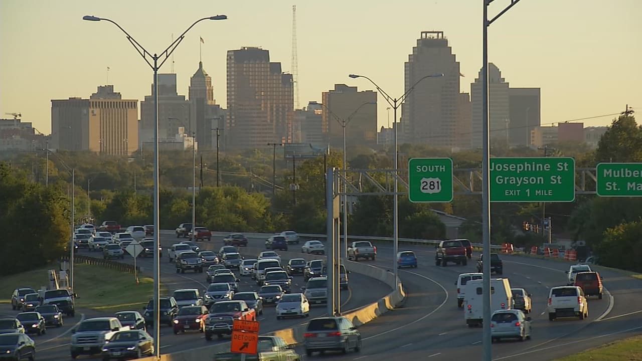 San Antonio, Texas, donde
<b><a href="https://www.ed.gov/news/press-releases/achievement-gap-narrows-high-school-graduation-rates-minority-students-improve-faster-rest-nation"> la tasa de graduación para los latinos y negros creció 4 puntos porcentuales </a></b>de 2011 a 2013, según un reporte del Departamento de Educación.