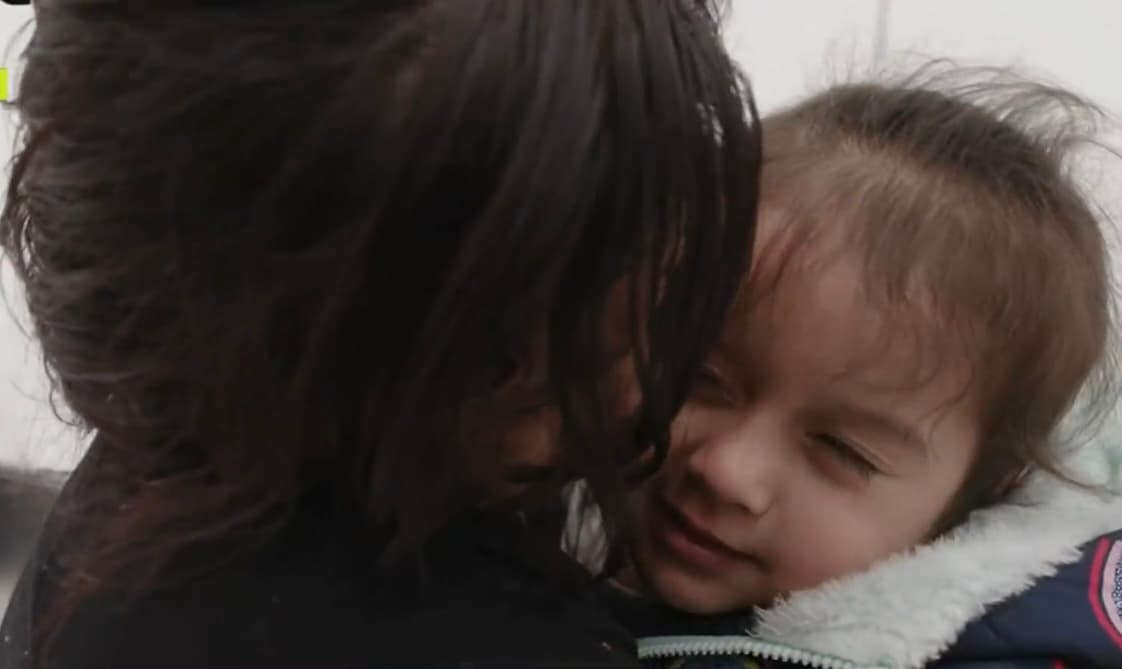 Luego de un gran esfuerzo y de mucho tiempo en trámites burocráticos, el esperado encuentro entre abuela y nieta fue captado en exclusiva por las cámaras de Primer Impacto, 
<b>con una Élida emocionada por ver por primera vez la cara de la pequeña. </b>
<br>