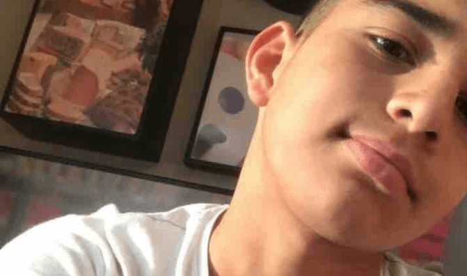 Según la Policía, el joven comenzó a correr cuando llegaron los agentes, pero en un momento se giró a ver hacia los oficiales. Uno de ellos declaró que vio que tenía en la mano algo que parecía una pistola, por lo que le disparó y este acabó muriendo en un hospital.