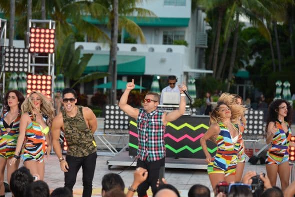 Juanes, Calibre 50 y Chino y Nacho