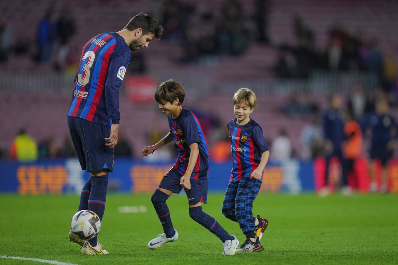 Piqué, por su parte, presuntamente podrá pasar en ‘La ciudad del sol’ 10 días al mes con Milan y Sasha, quienes durante las vacaciones escolares regresarán a Barcelona para estar con su familia paterna. 
<br>