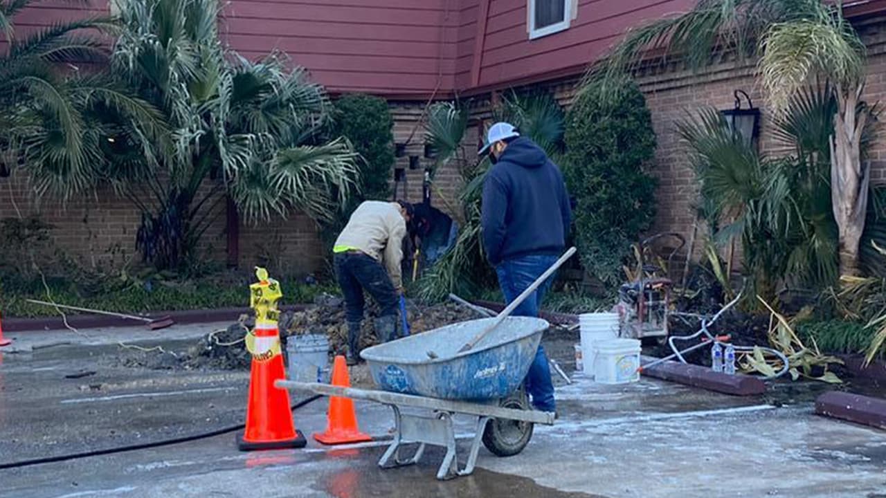 Tras el paso de la tormenta invernal los residentes perdieron servicio eléctrico y agua potable, se emitió
<b><a href="https://www.univision.com/local/houston-kxln/ordenan-hervir-el-agua-en-varias-ciudades-y-condados-del-sureste-de-texas">orden de hervir el agua</a></b> en varias ciudades y condados.