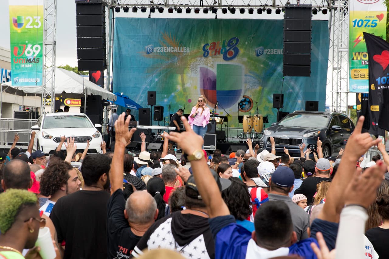 Muchos asistentes se acercaron a la tarima de Univision, en uno de los extremos de la calle Ocho.