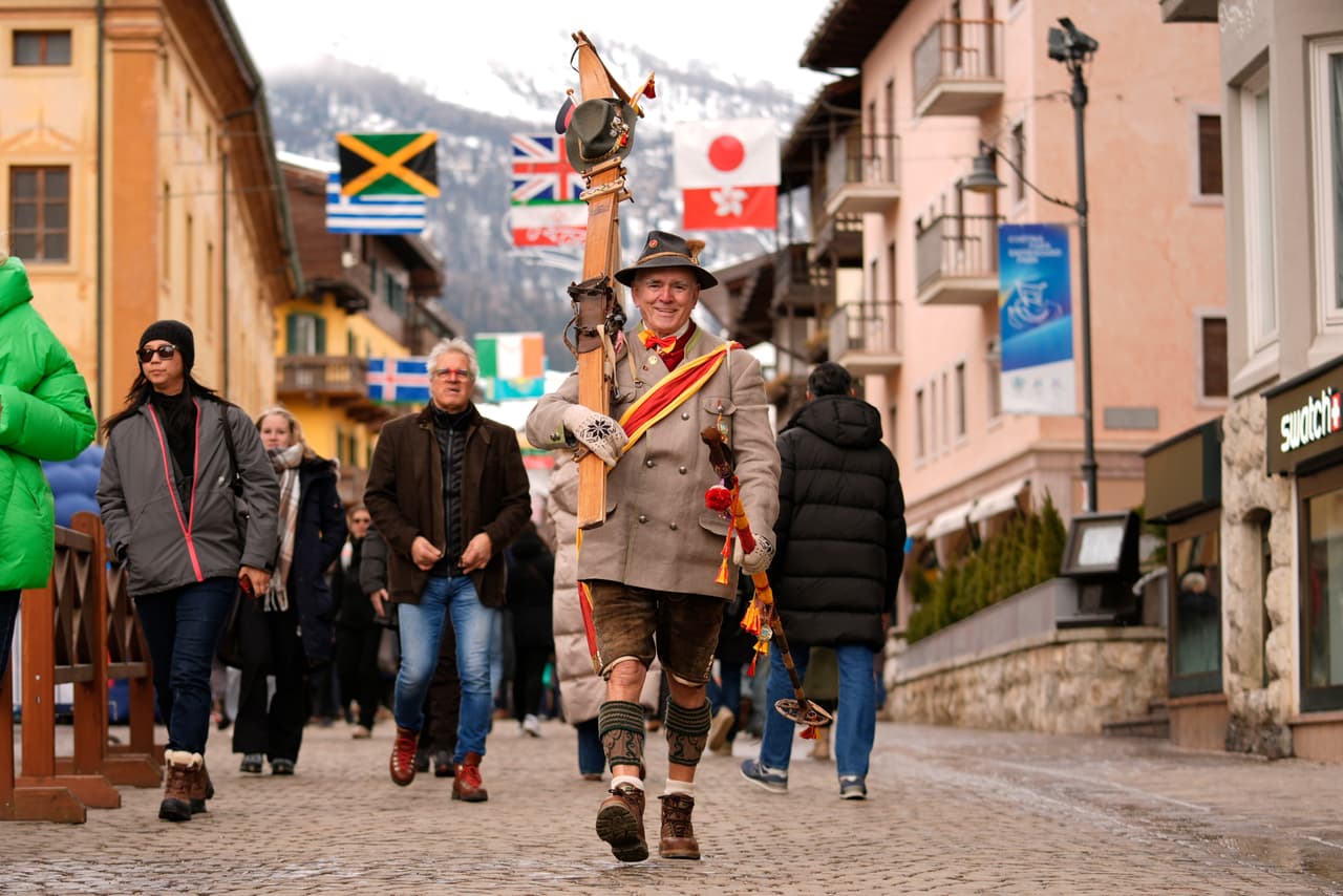 Walter Strohmeier, director de un museo de esquí, camina entre los visitantes de los Juegos Olímpicos de Invierno de 2026 en Cortina d'Ampezzo, Italia, el miércoles 11 de febrero de 2026. (Foto AP/Robert F. Bukaty)