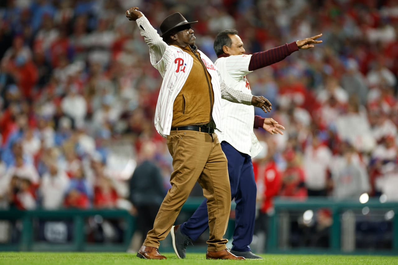 Los primeros lanzamientos ceremoniales fueron realizados por el campeón de la Serie Mundial de 1980 y Jugador Más Valioso de la NLCS, Manny Trillo, y el campeón de la Liga Nacional de 1983 y MVP de la NLCS, Gary "Sarge" Matthews.