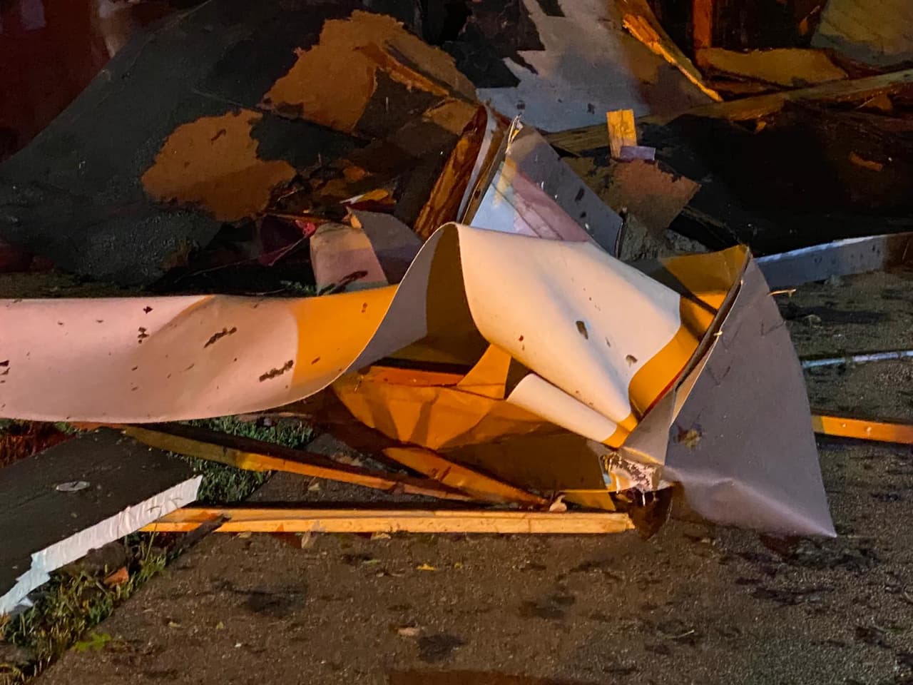 También confirmaron que al menos tres personas resultaron heridas tras los daños que fueron reportados.
<br>