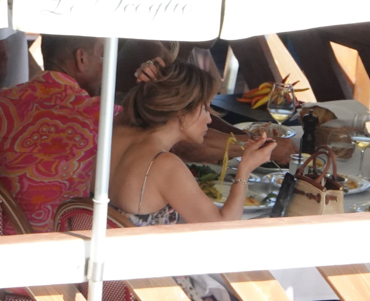 Las imágenes también muestran que comió un platillo con pasta y se recogió el cabello para degustar sus alimentos.
<br>