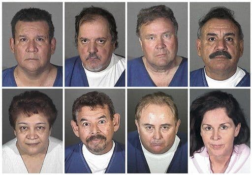 Ocho funcionarios de la ciudad de Bell son arrestados. La fianza de Rizzo se establece en $3.2 millones. EN IMAGENES: Los sucesos que llevaron a la exposición de una de las ciudades más corruptas de los Estados Unidos Fuente: Los Angeles Times