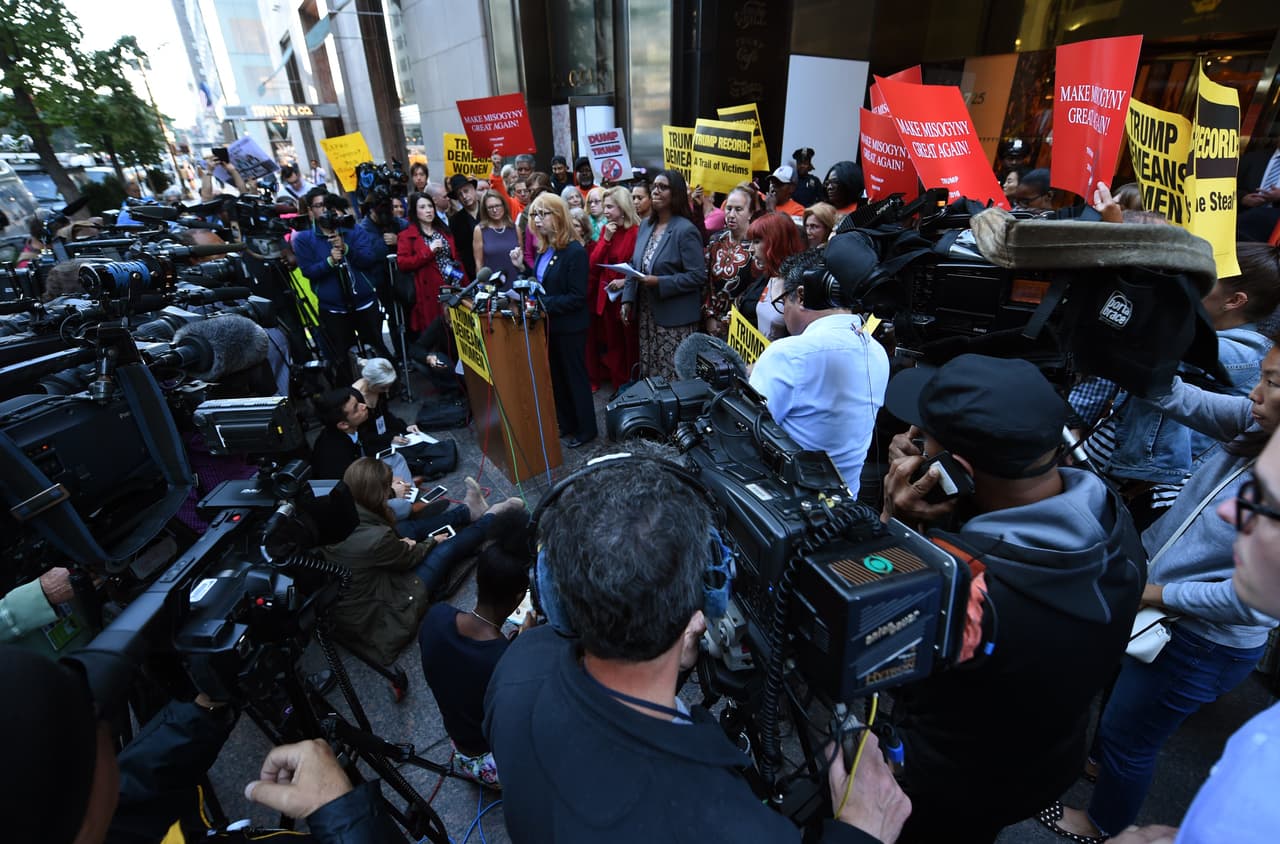 Poco después de las 8:00 de la mañana, cerca de 50 mujeres manifestaron su repudio a los comentarios sexistas del candidato republicano a la presidencia de Estados Unidos, Donald Trump.