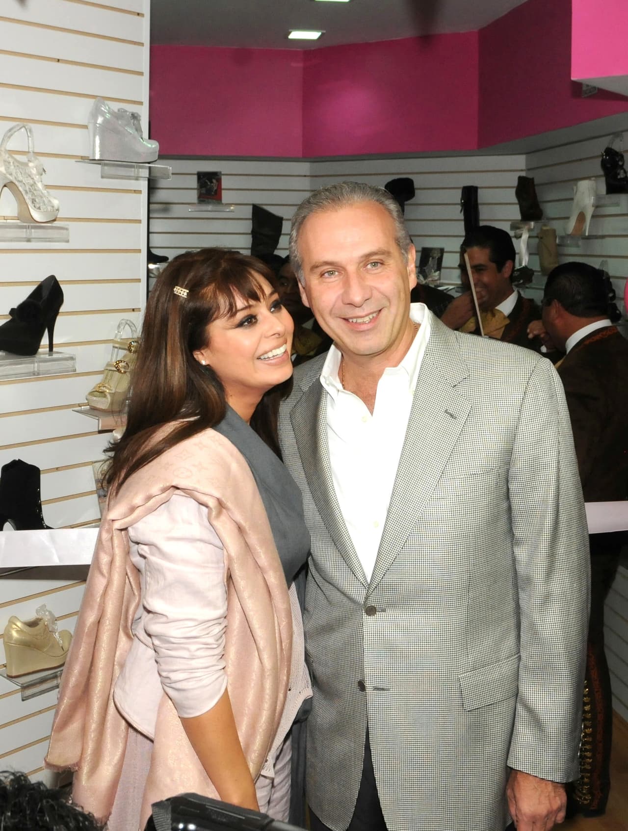 La pareja no hizo caso a las declaraciones de
<b><a href="http://www.univision.com/temas/leticia-calderon">Leticia</a></b> y se dedicó a vivir su amor al máximo, pero fue a los pocos meses de iniciar su matrimonio que se rumoró que
<b>Collado</b> le era infiel a
<b><a href="http://www.univision.com/temas/yadhira-carrillo">Carrillo</a></b>, por lo que las reacciones de ambas partes no se hicieron esperar.