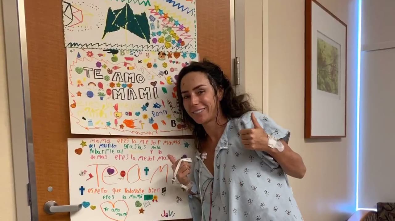 La conductora de Familias Frente Al Fuego confesó que el video la ponía emotiva: "Cuando veo este video confieso
<b>se me llenan los ojos de lágrimas</b>, recuerdo cada momento, y no les niego que fue muy duro,
<b>estaba llena de miedo, harta, cansada y muchas veces me dolía</b> todo mucho, pero con tanto amor todo fue mucho más fácil".