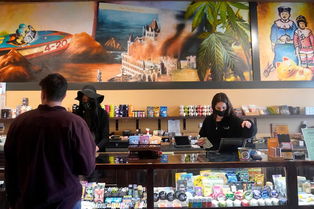 <h2 class="cms-H2-H2"><b>Dispensarios de cannabis</b></h2>
<br>
<br>Los dispensarios en todo el estado que ofrecen consumo en el lugar podrían vender alimentos y bebidas. 
<br>También permite que los dispensarios organicen eventos en vivo, como espectáculos de comedia y música en vivo.