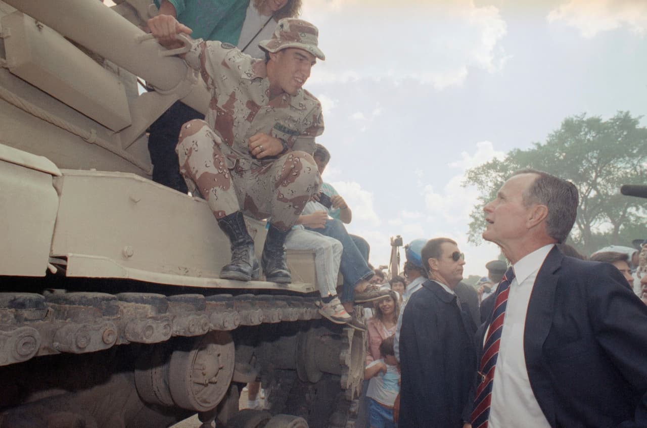 El presidente George H.W. Bush conversa con un soldado que viajaba en un vehículo militar en el National Mall de Washington DC. Fue el día anterior al desfile por la victoria en la Guerra del Golfo, el 7 de junio de 1991.