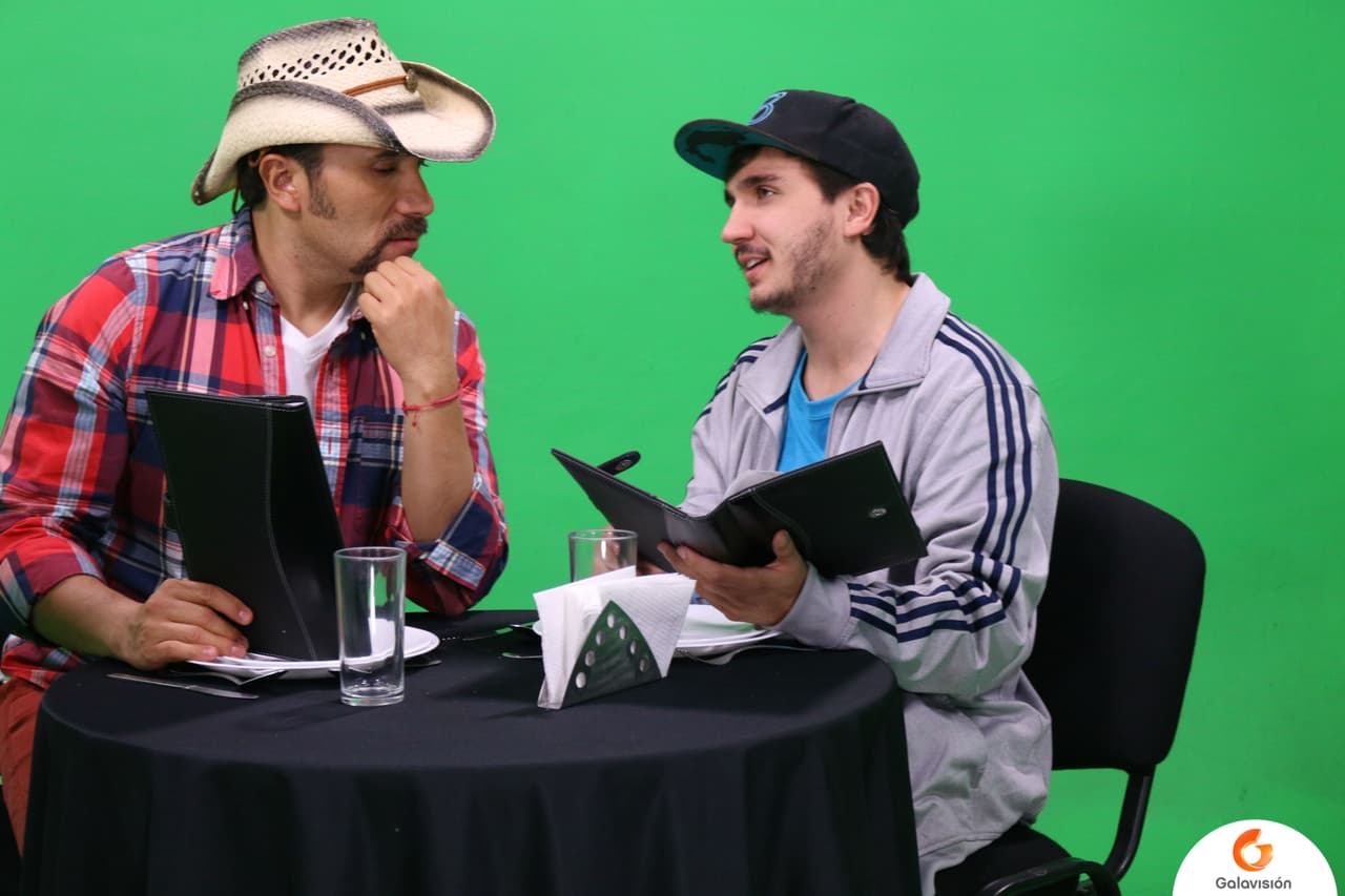 Como en cada episodio José Miguel repasó su guión con Luis Manuel.