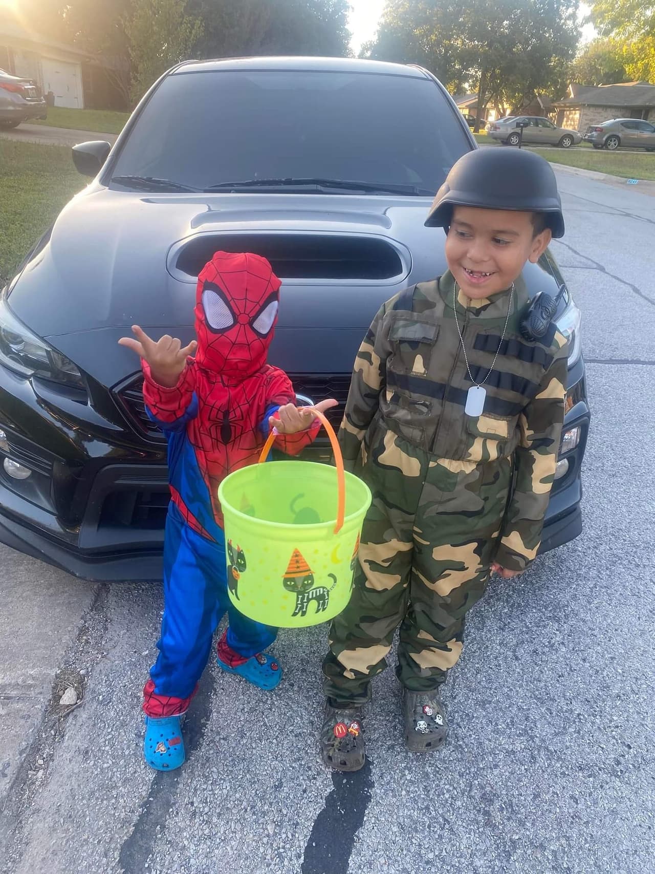 Ulices y Ariel salieron a pedir dulces vestidos de Spider man y militar.
<br>