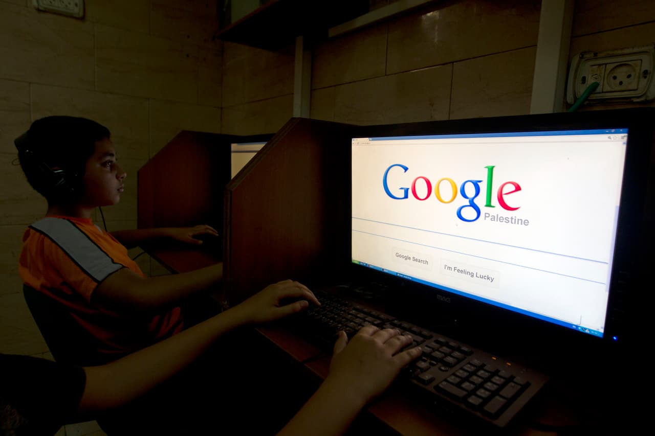 <b>Tolson pide a los padres seguir las siguientes recomendaciones:</b>
<br>- Es extremadamente importante saber qué están haciendo sus hijos en sus teléfonos. 
<br>- Sepa cuáles son las contraseñas de su hijo. 
<br>- Sepa qué aplicaciones están usando y revíselas de vez en cuando para ver con quién están hablando en las salas de chat o mensajes de texto.