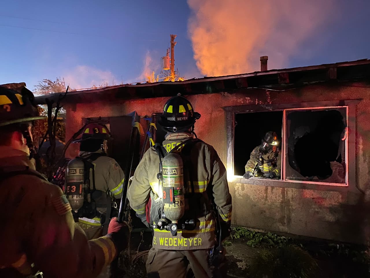 Mujer es quemada del rostro y 15 personas más son afectadas por un incendio en Fresno