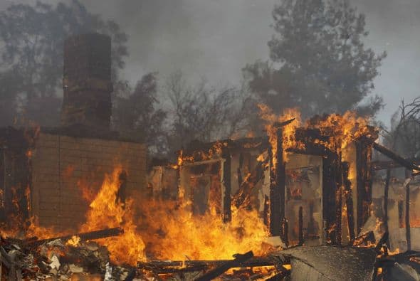 De acuerdo con testigos los dos jóvenes fueron vistos prendiendo un pequeño fuego e intentando desatar otro en el área.