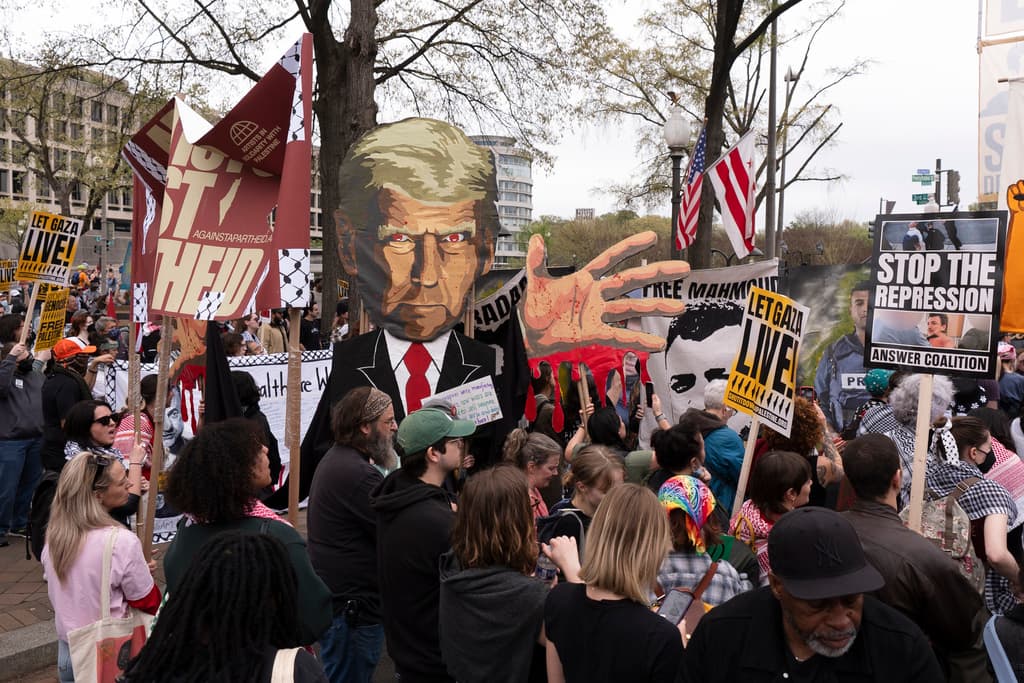 <b>Respuesta de la Casa Blanca</b>: El gobierno defendió su postura asegurando que protegerá los beneficios sociales para ciudadanos elegibles, acusando a los demócratas de querer extenderlos a inmigrantes indocumentados. (Washington DC)