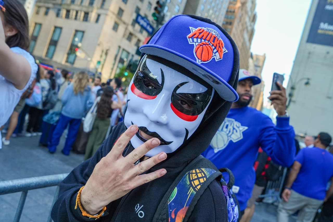 Un aficionado de los Knicks de Nueva York hace un gesto a las afueras del Madison Square Garden antes del tercer partido de las Finales de la NBA, el lunes 8 de junio de 2026, en Nueva York.