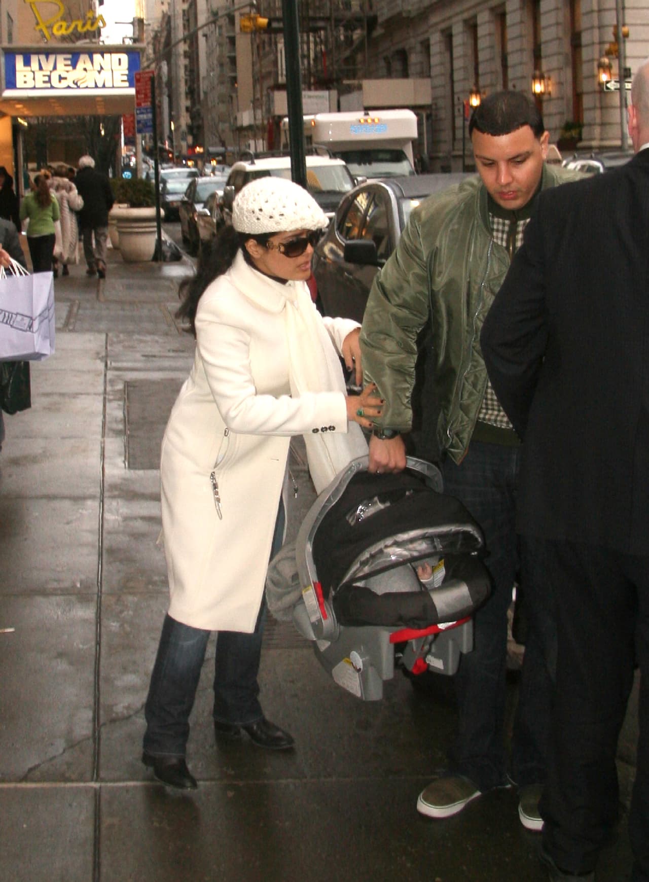 La actriz paseaba con su recién nacida y su mamá cuando fueron interceptadas por los paparazzi.